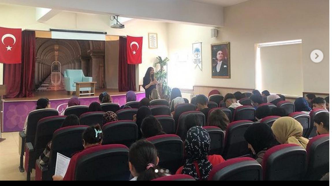 Kapadokya Üniversitesinden psikolog Gamze SURDEM öğrencilerimize üniversite tercihleri ve alanlar hakkında okulumuz konferans salonunda bilgilendirme semineri düzenlemiştir.